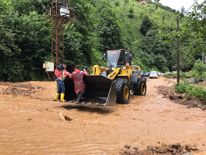 Rize'de sel felaketi başkan bu mesajı attı: Batıyoruz!