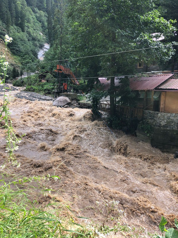 Rize'de sel felaketi başkan bu mesajı attı: Batıyoruz!