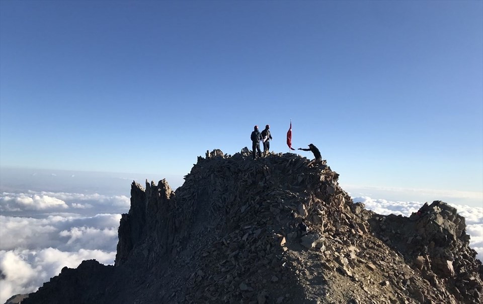 Erciyes Dağı'nda 'tarifeli zirve tırmanışı' yapıyorlar