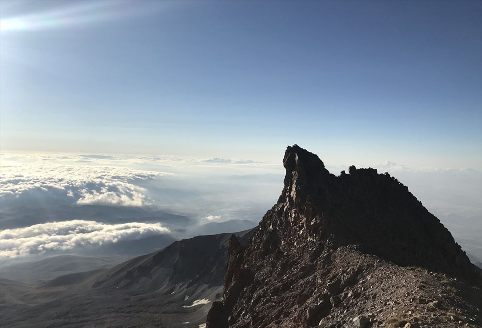 Erciyes Dağı'nda 'tarifeli zirve tırmanışı' yapıyorlar