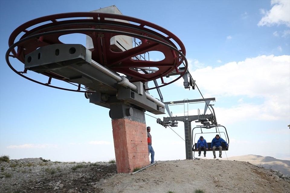 Erciyes Dağı'nda 'tarifeli zirve tırmanışı' yapıyorlar