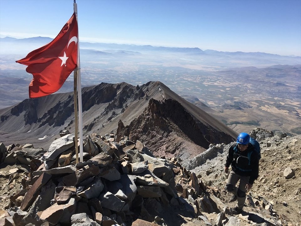 Erciyes Dağı'nda 'tarifeli zirve tırmanışı' yapıyorlar