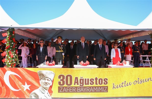 Tüm yurtta Zafer Bayramı kutlanması