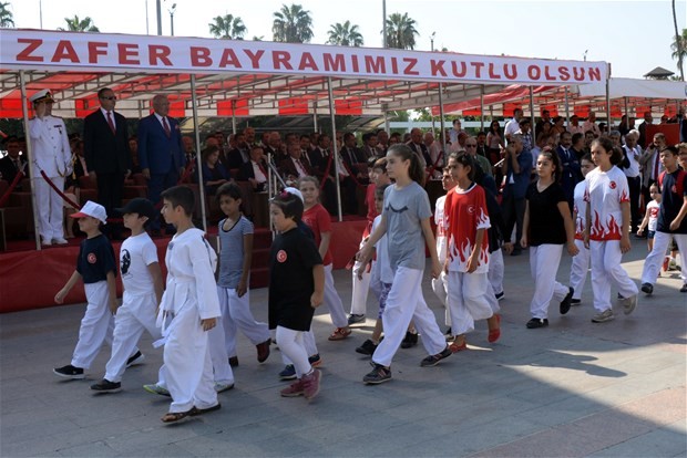 Tüm yurtta Zafer Bayramı kutlanması