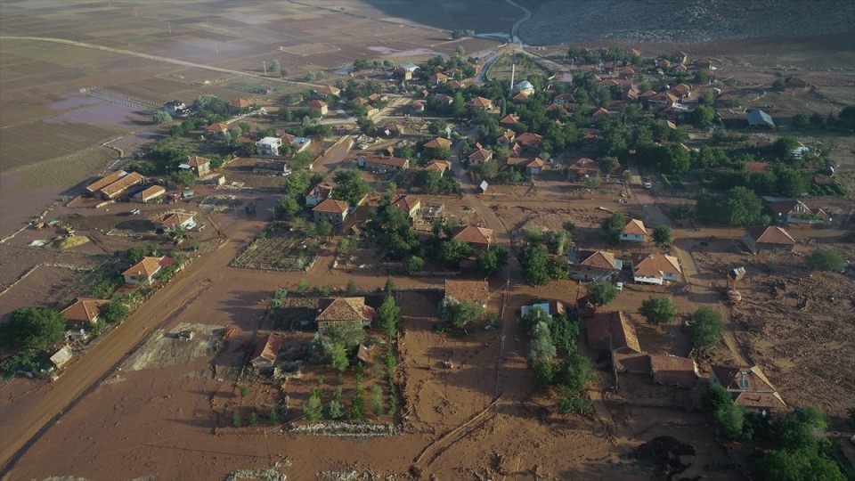 Elmalı ilçesi çamura battı! Korkunç görüntüler