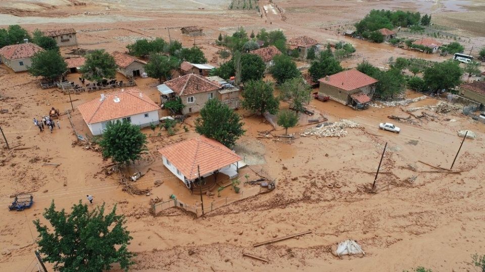 Elmalı ilçesi çamura battı! Korkunç görüntüler