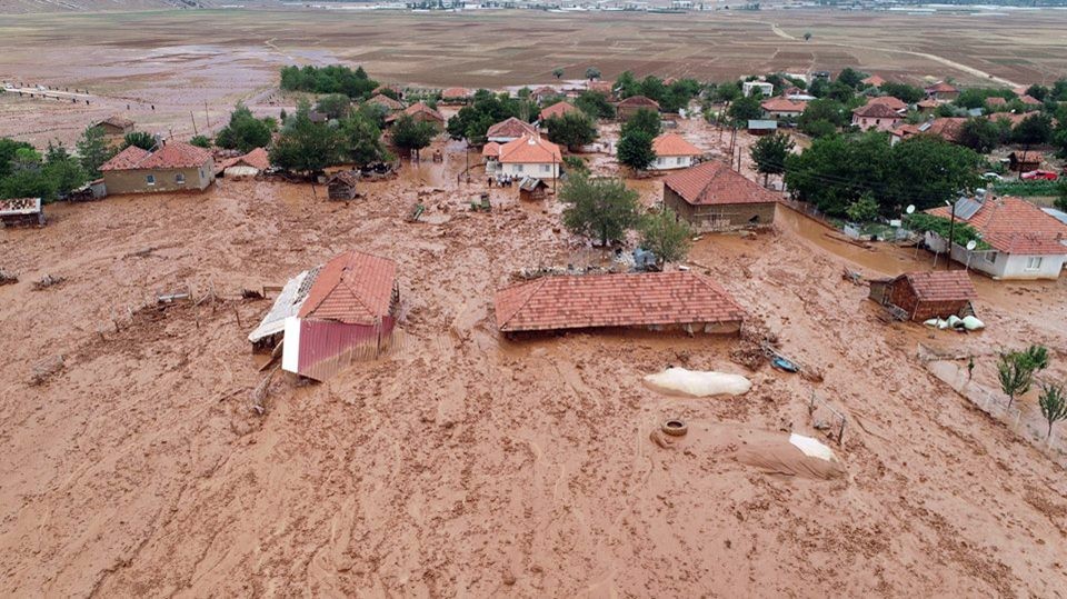 Elmalı ilçesi çamura battı! Korkunç görüntüler