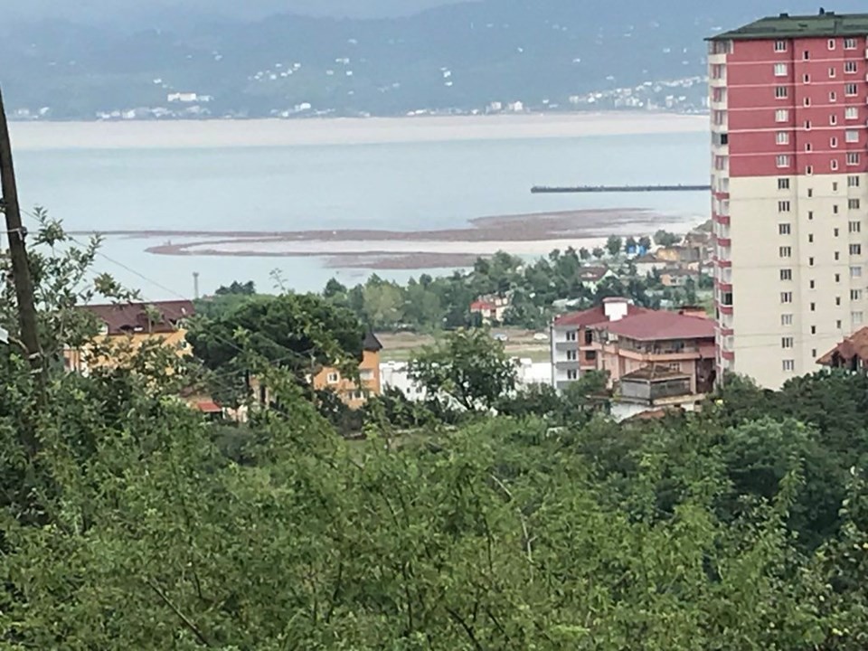 Ordu'da tonlarca fındık denize aktı