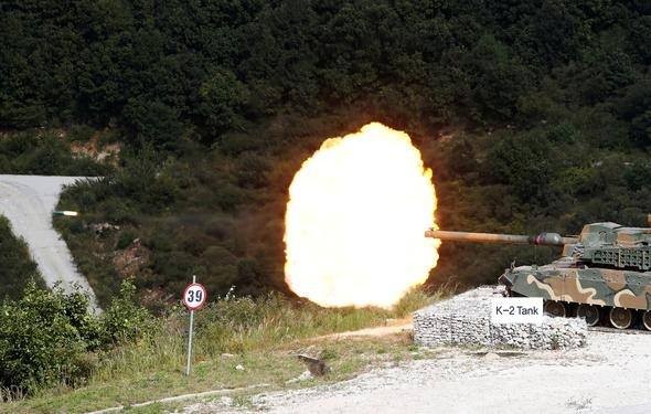 Güney Kore ordusu şov yaptı! Askerler izledi