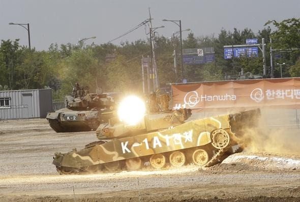 Güney Kore ordusu şov yaptı! Askerler izledi