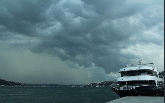 İstanbul'da gökyüzünü kara bulutlar kapladı