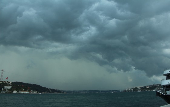 İstanbul'da gökyüzünü kara bulutlar kapladı