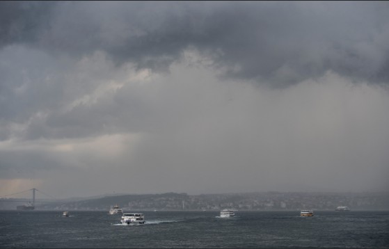 İstanbul'da gökyüzünü kara bulutlar kapladı