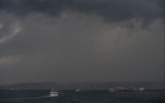 İstanbul'da gökyüzünü kara bulutlar kapladı