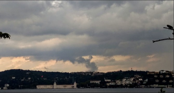 İstanbul'da gökyüzünü kara bulutlar kapladı