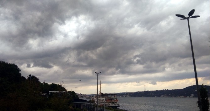 İstanbul'da gökyüzünü kara bulutlar kapladı