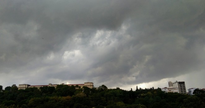 İstanbul'da gökyüzünü kara bulutlar kapladı