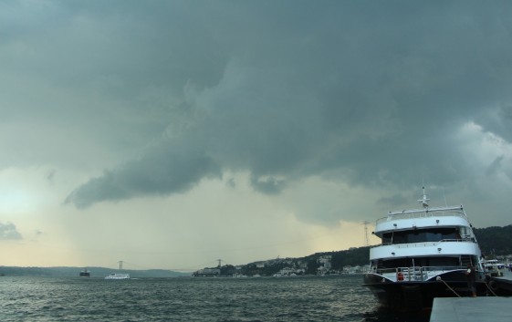 İstanbul'da gökyüzünü kara bulutlar kapladı