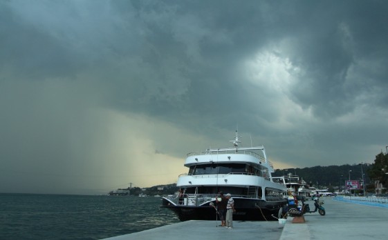 İstanbul'da gökyüzünü kara bulutlar kapladı