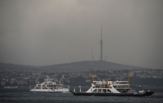 İstanbul'da gökyüzünü kara bulutlar kapladı