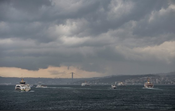 İstanbul'da gökyüzünü kara bulutlar kapladı