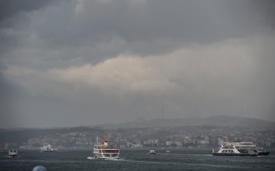 İstanbul'da gökyüzünü kara bulutlar kapladı