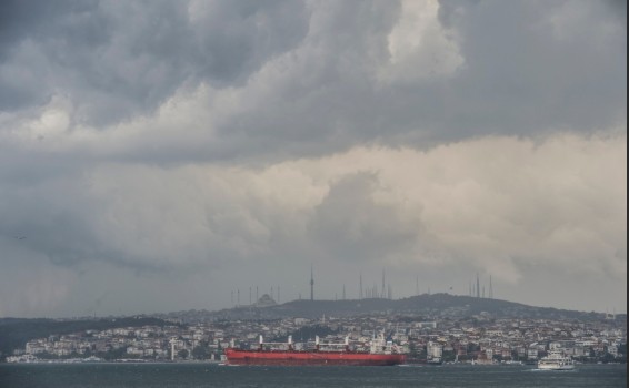 İstanbul'da gökyüzünü kara bulutlar kapladı