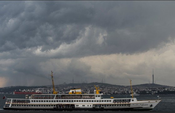 İstanbul'da gökyüzünü kara bulutlar kapladı