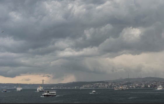 İstanbul'da gökyüzünü kara bulutlar kapladı