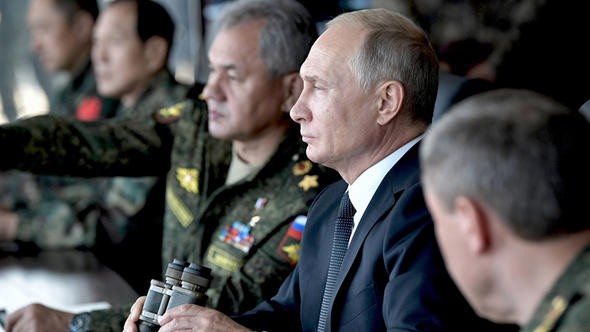 Putin Türk kökenli bakan ile Vostok-2018'i izledi