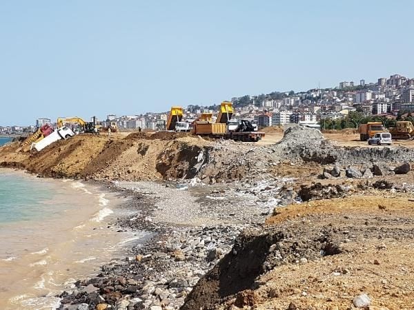 Trabzon'da deniz dolgusu çöktü; 3 kamyon kıyıda asılı kaldı