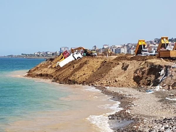 Trabzon'da deniz dolgusu çöktü; 3 kamyon kıyıda asılı kaldı