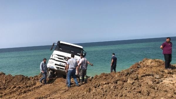 Trabzon'da deniz dolgusu çöktü; 3 kamyon kıyıda asılı kaldı