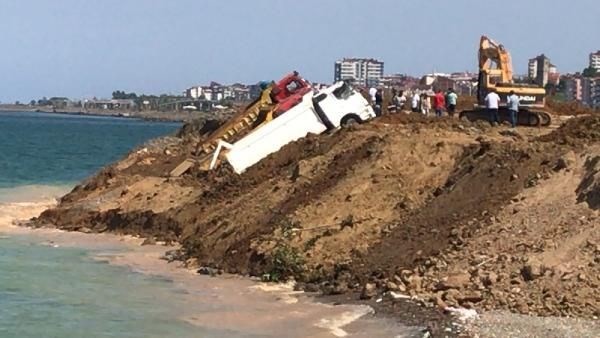 Trabzon'da deniz dolgusu çöktü; 3 kamyon kıyıda asılı kaldı