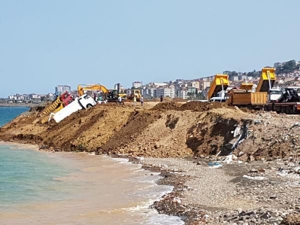 Trabzon'da deniz dolgusu çöktü; 3 kamyon kıyıda asılı kaldı