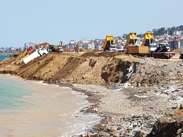 Trabzon'da deniz dolgusu çöktü; 3 kamyon kıyıda asılı kaldı