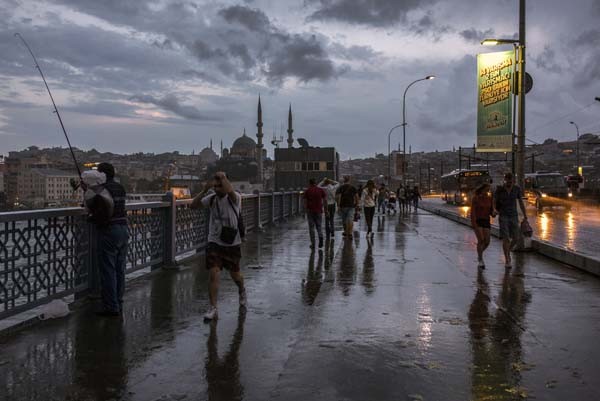 İstanbul'da ürküten görüntü! Şehri çevreledi