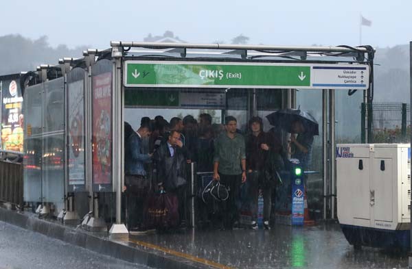 İstanbul'da ürküten görüntü! Şehri çevreledi