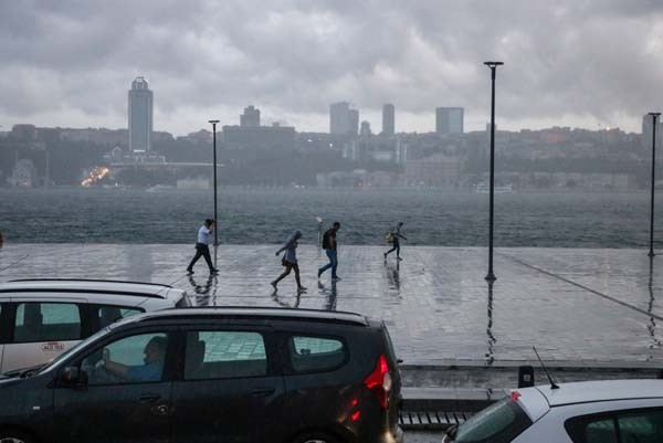 İstanbul'da ürküten görüntü! Şehri çevreledi