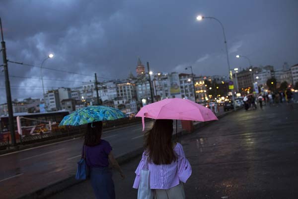 İstanbul'da ürküten görüntü! Şehri çevreledi