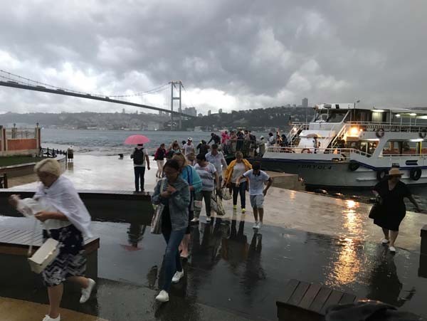 İstanbul'da ürküten görüntü! Şehri çevreledi