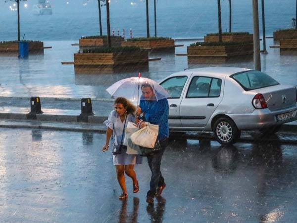 İstanbul'da ürküten görüntü! Şehri çevreledi