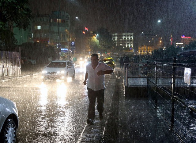 Sağanak yağış İstanbul'un tamamında etkili oldu