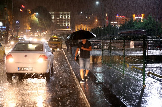 Sağanak yağış İstanbul'un tamamında etkili oldu