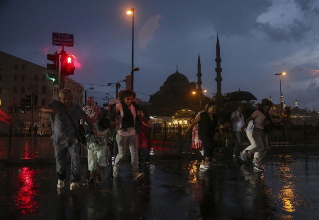 Sağanak yağış İstanbul'un tamamında etkili oldu