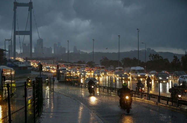 Sağanak yağış İstanbul'un tamamında etkili oldu