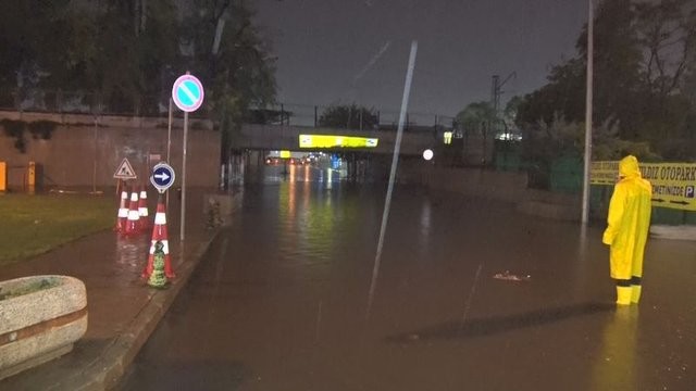 Sağanak yağış İstanbul'un tamamında etkili oldu