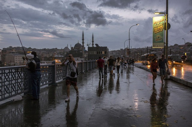 Sağanak yağış İstanbul'un tamamında etkili oldu