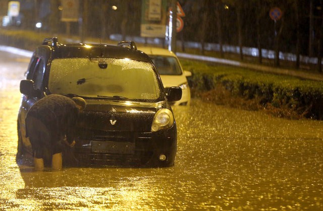 Sağanak yağış İstanbul'un tamamında etkili oldu