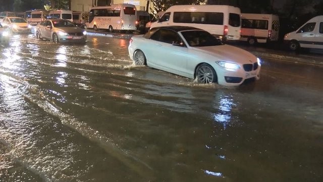 Sağanak yağış İstanbul'un tamamında etkili oldu